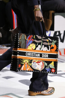 Details Christian Dior , Details Dior Fall 2018 Ready-to-Wear , Детали показа Кристиан Диор , Детали показа Диор осень зима 2018 , Fashion show , неделя моды в Париже , PFW , Мария Грация Кьюри , Mainstyles